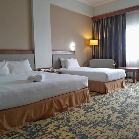 Hotel Grand Continental Kuching Exterior photo