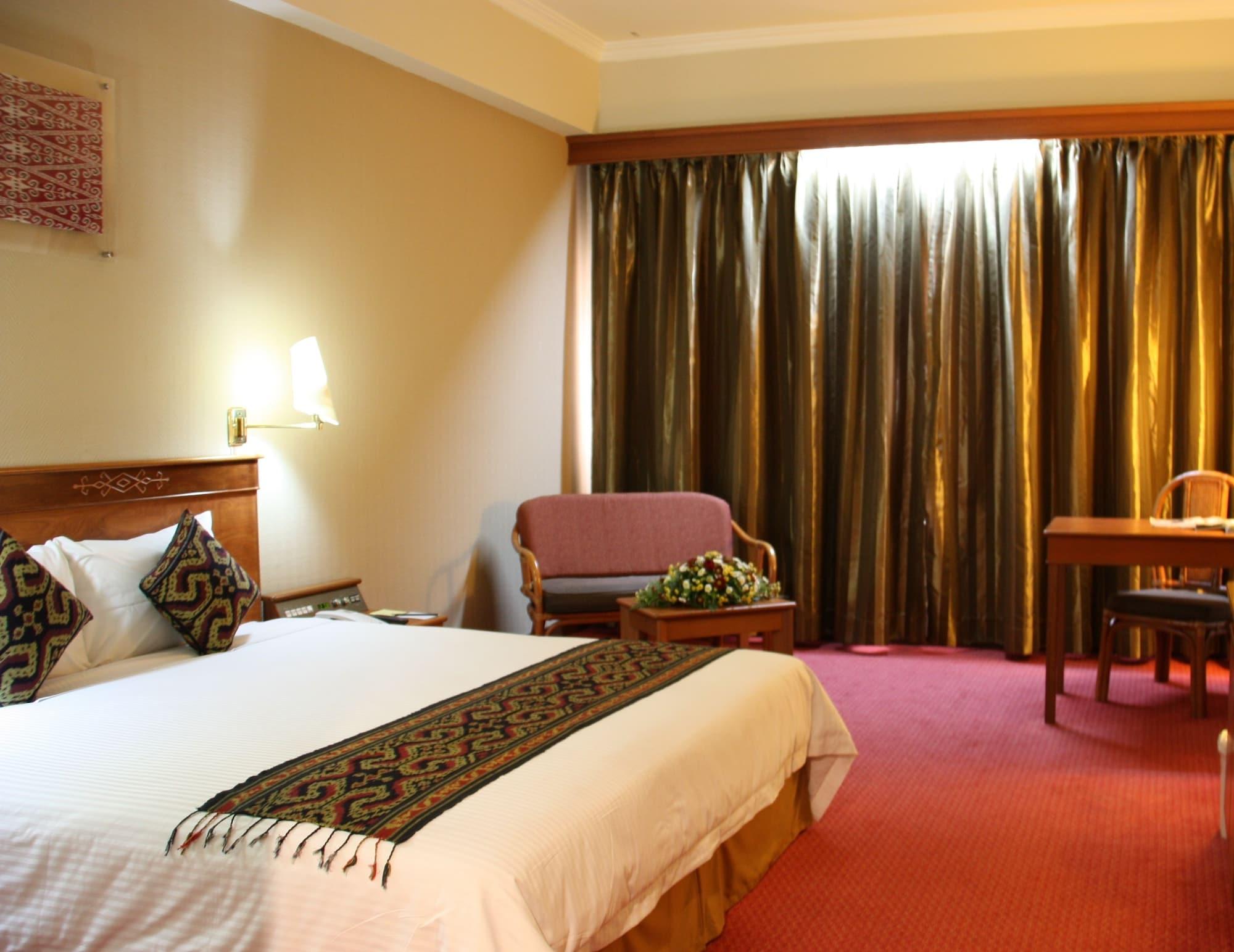 Hotel Grand Continental Kuching Exterior photo