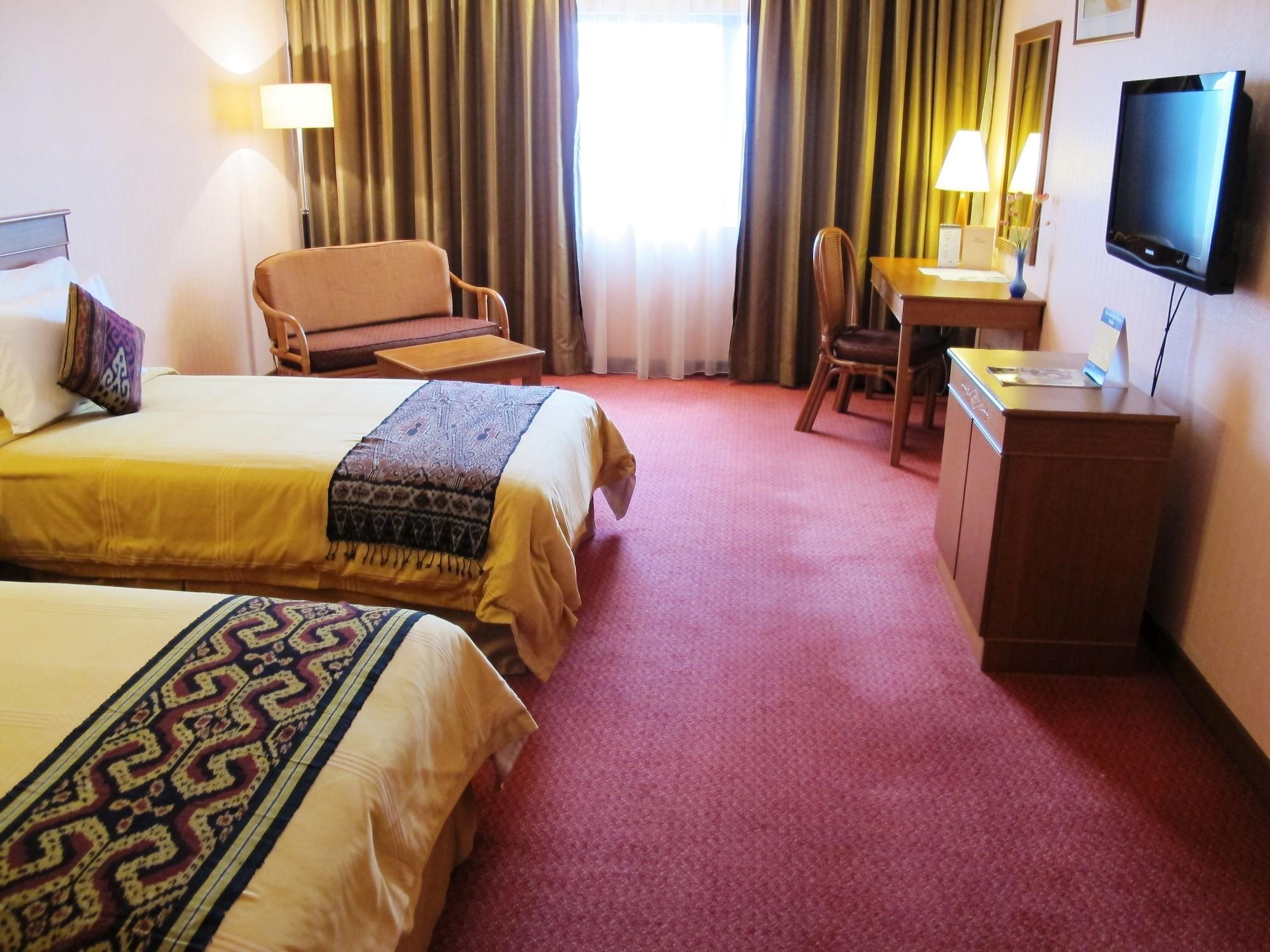 Hotel Grand Continental Kuching Exterior photo