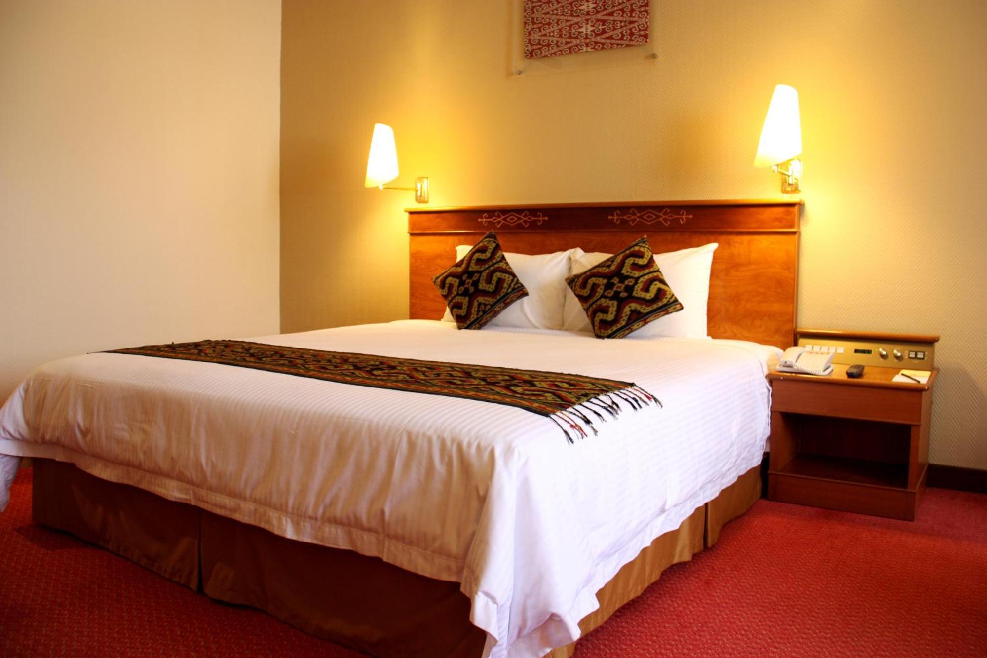 Hotel Grand Continental Kuching Exterior photo