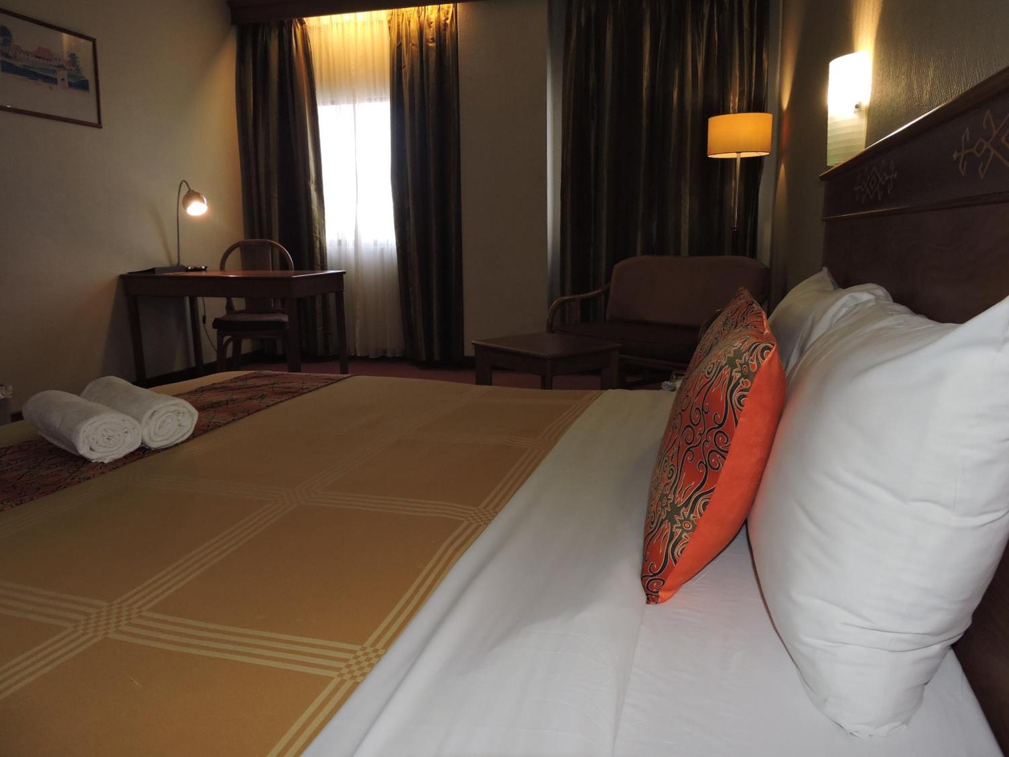 Hotel Grand Continental Kuching Exterior photo