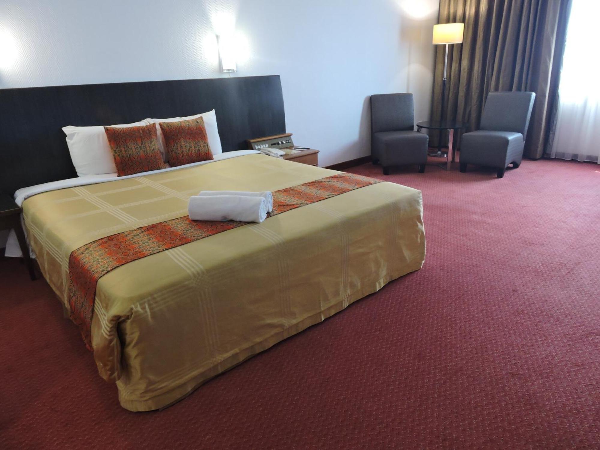 Hotel Grand Continental Kuching Exterior photo