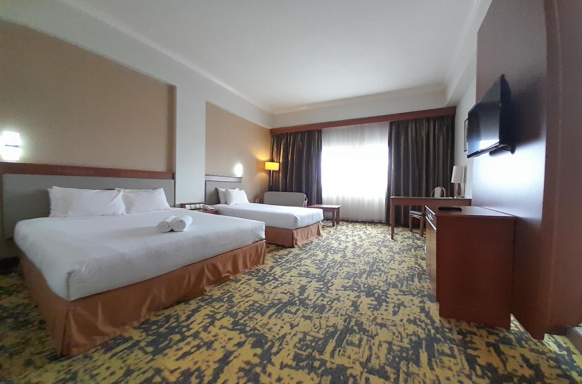 Hotel Grand Continental Kuching Exterior photo