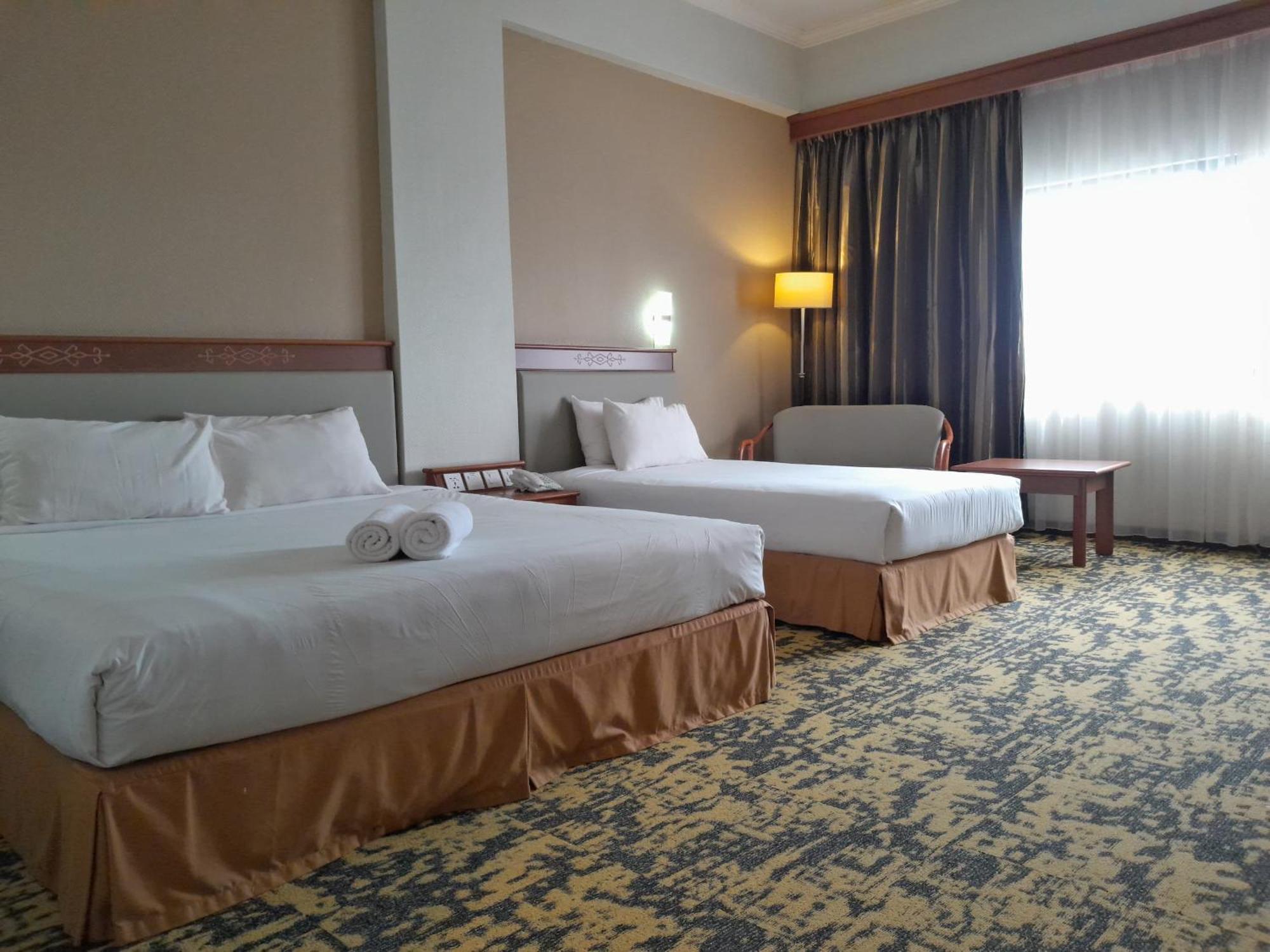 Hotel Grand Continental Kuching Exterior photo