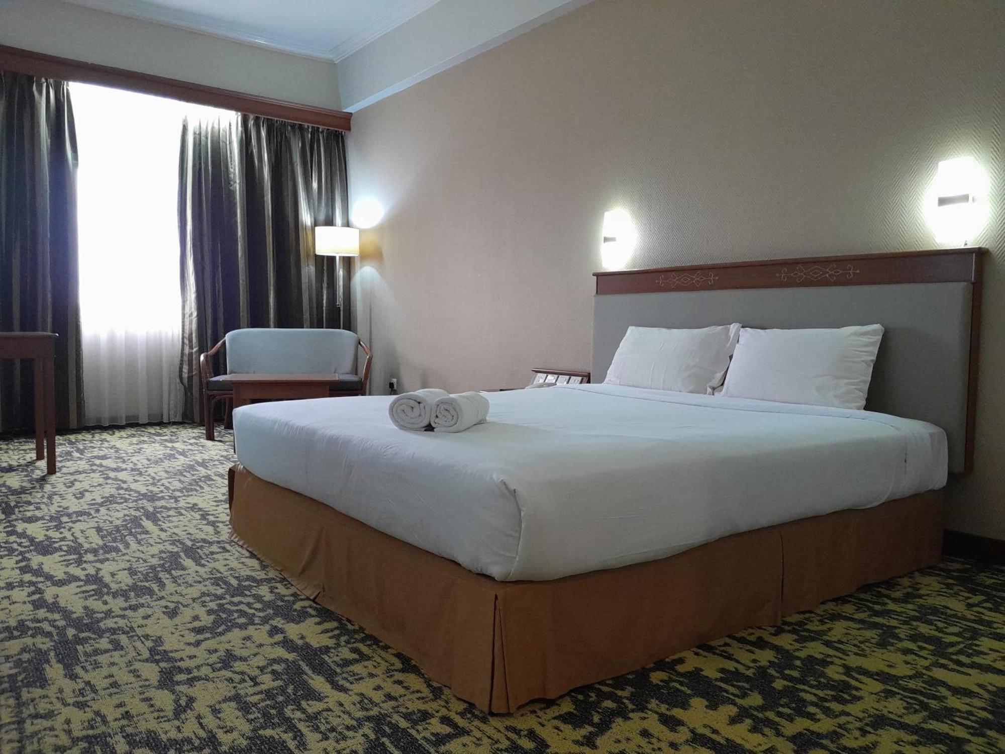 Hotel Grand Continental Kuching Exterior photo